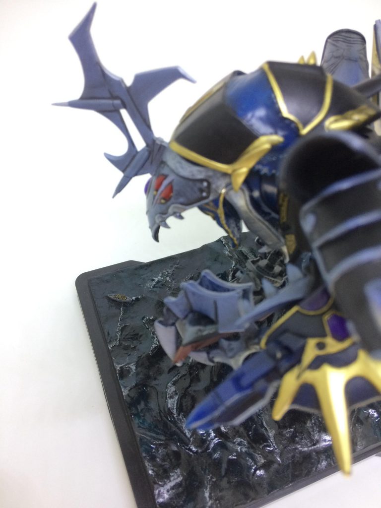 襲われた駆逐艦からボートで逃げる乗組員も海に浮かべて、巨大な黒魔神闇皇帝との対比を演出。