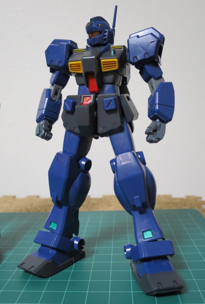 んお?
なんか…こっちの方が設定画っぽくない?
そうなんです、HGUCジムクゥエルは設定画に忠実に3D化されたキットなのです!
反対にジムカスタムは、0083の劇中に登場する細身のイメージなのです。