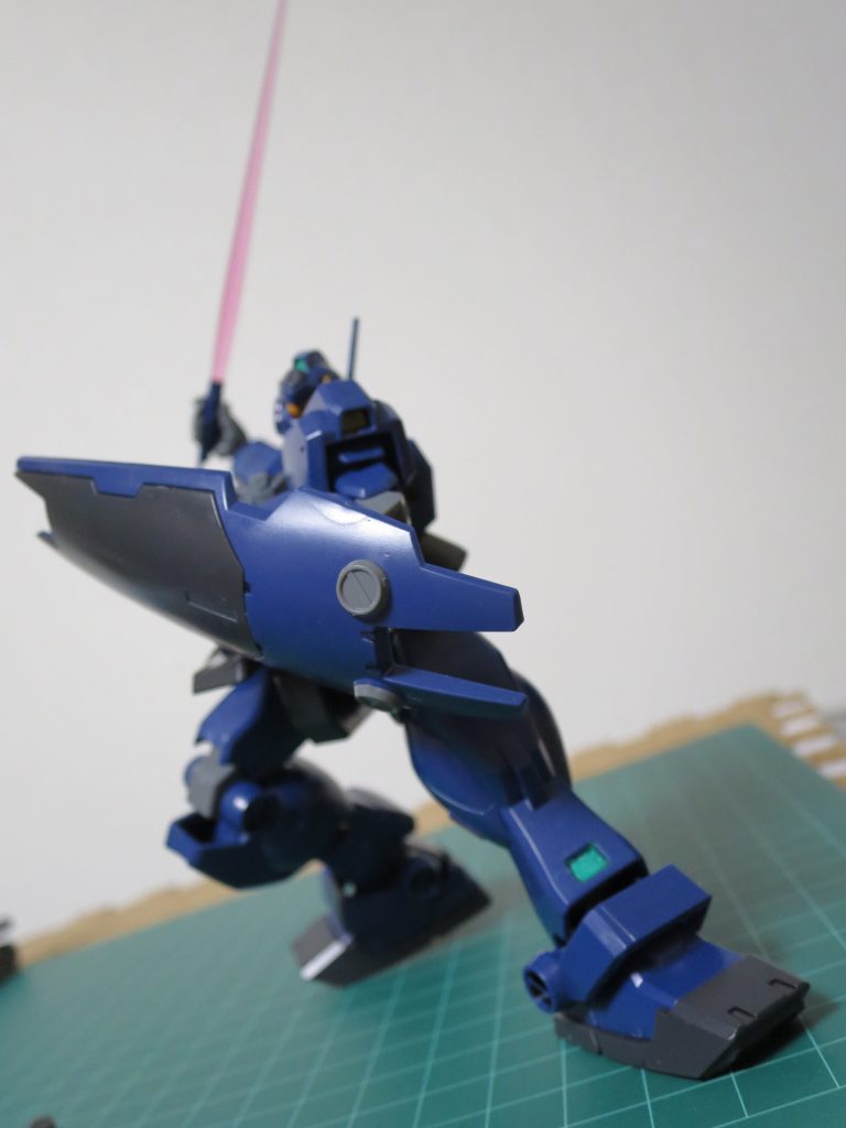 後、このキットは持ち手がなかなか味があり、ビームサーベルをつまむように持たせられます。