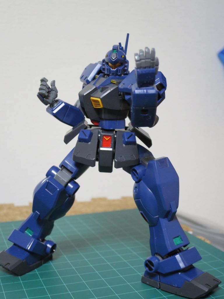 いい構えですねぇ~かかってきなさい的な?不敵な構えも決まります。
なんたらシンギョウ流とかの人でも乗っているかのよう。
でもそんな華奢なマニピュレーターで殴ってもいいのかな~?