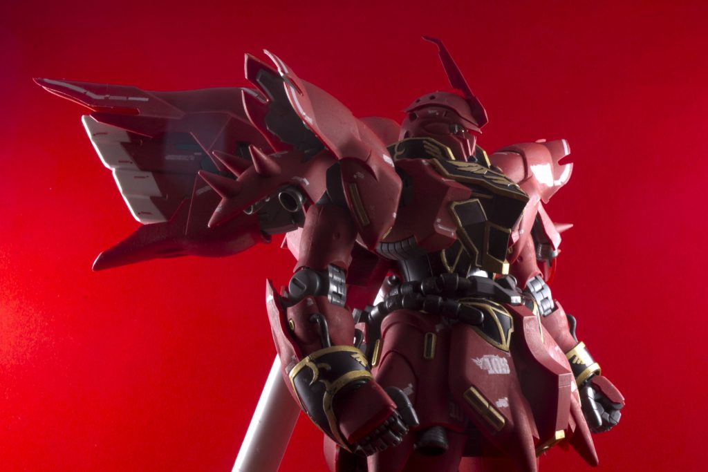 袖付き所属もビルスーツの特徴である各部の金色の紋章も筆塗りしています。