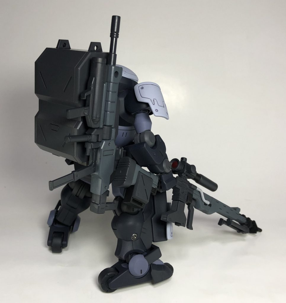 スナイパーライフルを装備した支援機という想定で製作。カラーリングは濃紺を主体として隠密性を考慮。センサー周りの強化と左側を中心に装甲を追加することで防御力を強化した機体、という想定で製作しています。