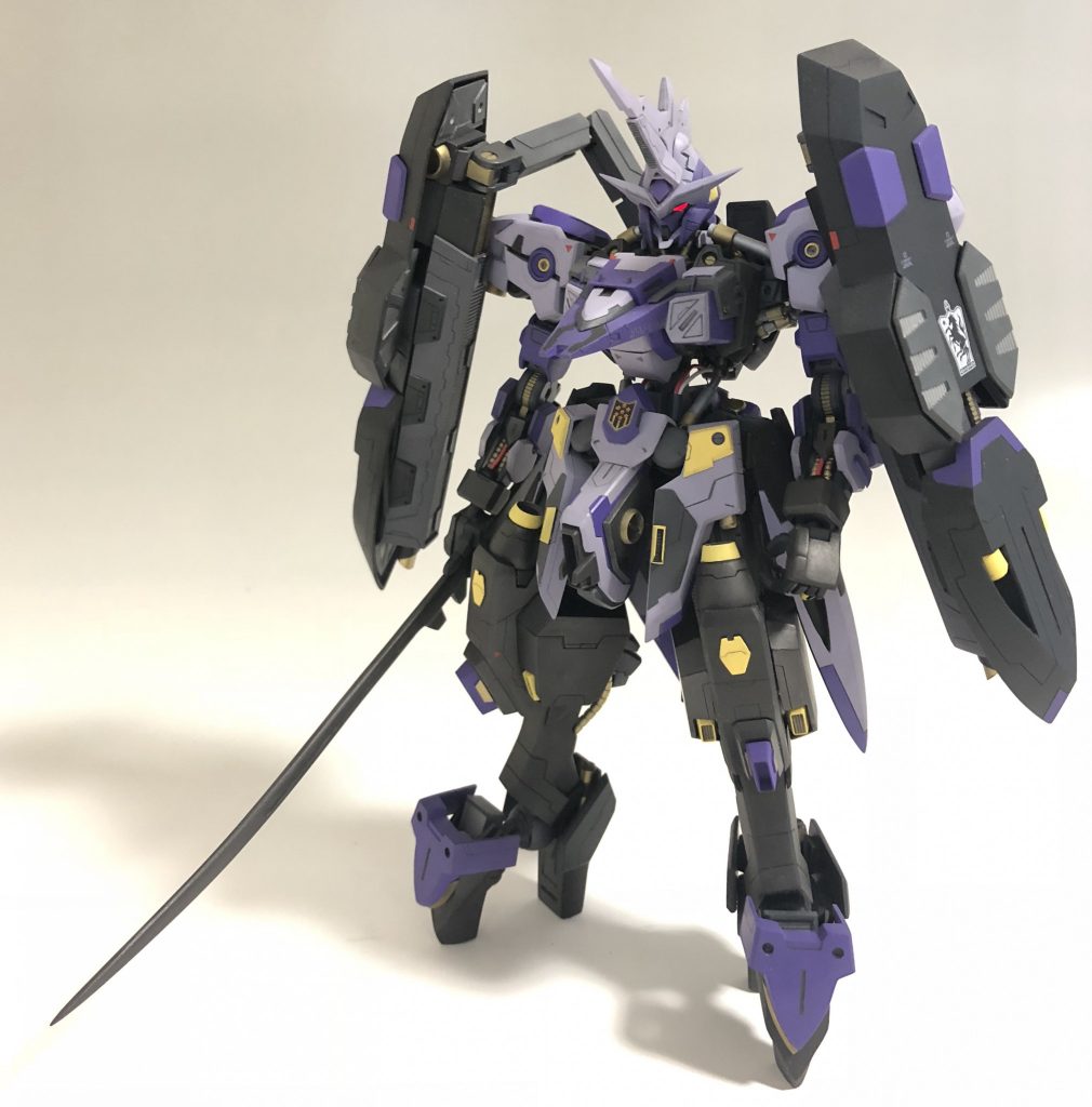 刀部分の握り手も刀の角度が斜め下に向けられるように調整しています。