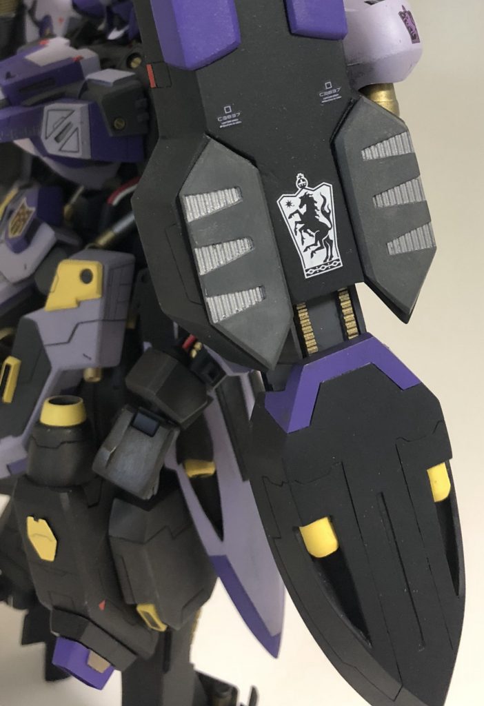 ガンダムデカールを貼り付けてます。
バインダーはネオジム磁石で伸縮可能になってます。