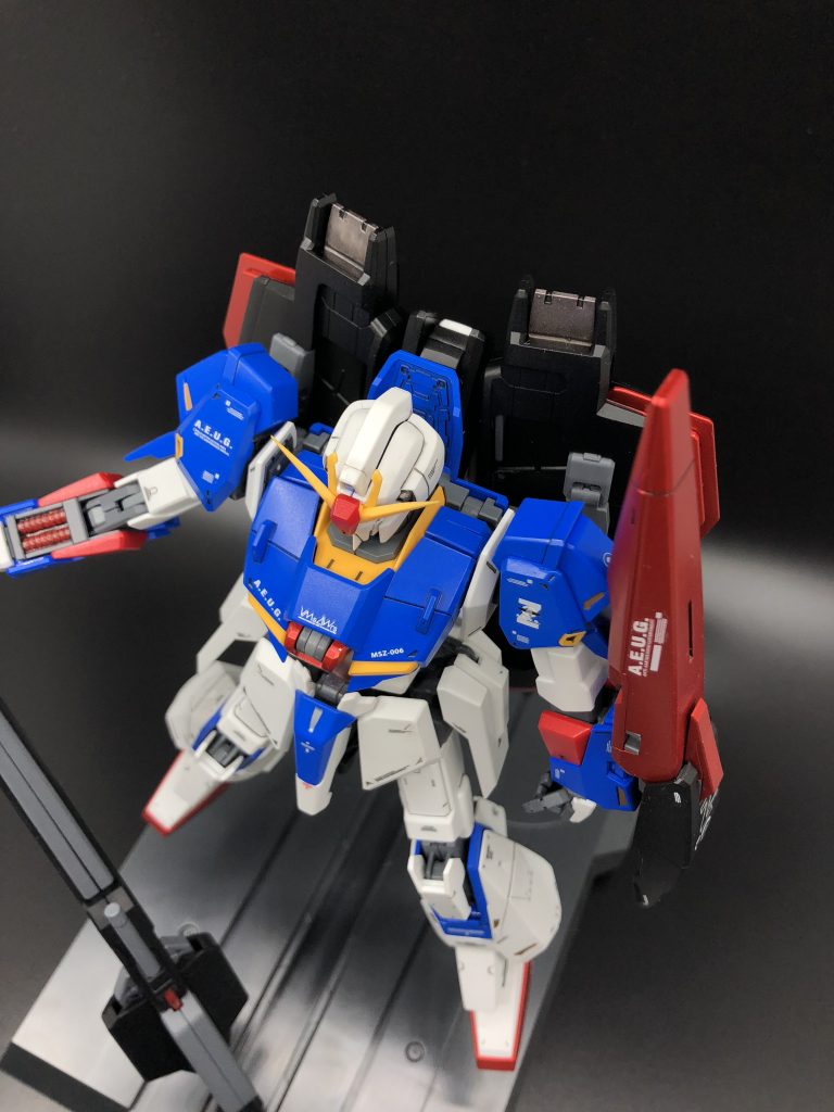 青はブリリアントブルー。無塗装時の青に比べて明るい爽やかな感触