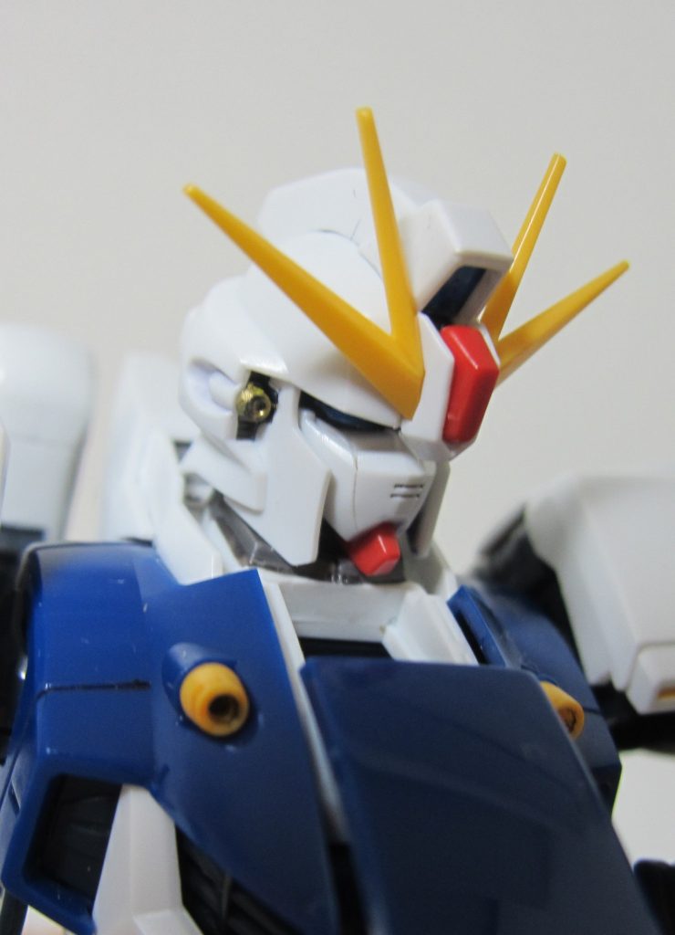 顔はノーマルはイケメンですね。
と言うか、顔だけならSEEDのガンダムに混ぜても違和感ないレベル。
じゃあ、F91のマスクとしてはどうなの?と言うと、各ブログの辛辣なコメントに書いていた内容見たり、忠実な再現をした2.0と比較すると色々辛いです。(苦笑)
「この機体はクロボンの時代に制式採用された量産型で、量産体制に際してのマイチェンでリデザインされた。」みたいな脳内設定で補完。
余裕ですよ!