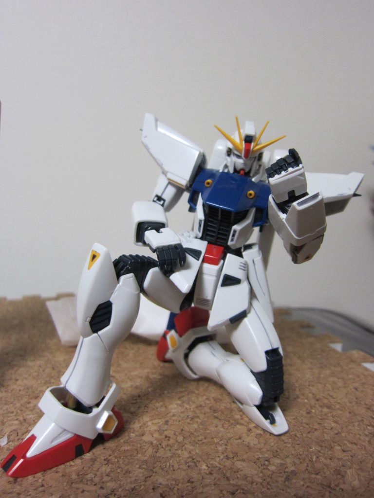 ポリキャップレスを目指し、ABSを多用してきたF91。
果たしてこの機体が後世に与えた結果とは…
別にポリキャップありでもよくね?
でした。
今はKPSも普及しだして来ているので、またポリキャップに危機が訪れているような気がしなくも無いですが。(汗)
HGUCとかでABS関節はあるので別に問題ないだろ?とは思いましたが、あるブログで「F91で使われているABSは特に硬いものである。」とあり、やべぇな?と思いましたが、ふと思いました。
ワタクシ、アラフォーでございまして、1st世代より若輩の身。幼少の頃はSDガンダムを嗜んでおりました。そして、もう一つ嗜んでいたものが
脳裏をよぎりました。
当方に迎撃の用意有り!
我が家のF91の関節の運命や如何に!?