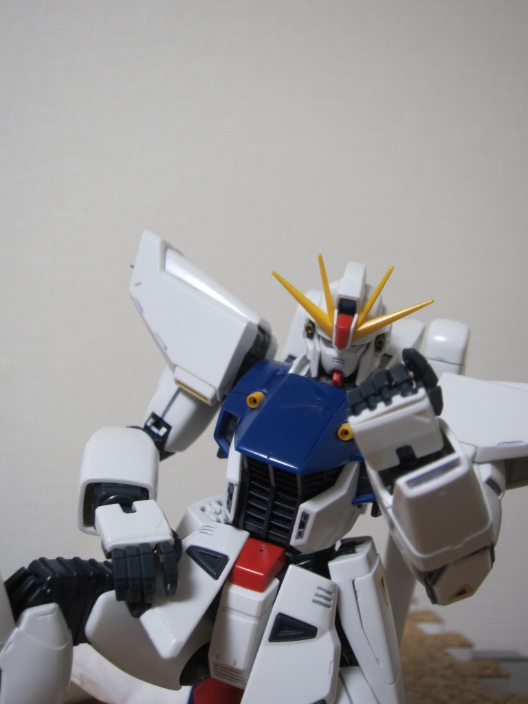 塗ってみた所グリグリ動きます。グリスだけに(黙れ)
ブログで鬼門だった箇所
ヒザ
ヴェスバー基部
ヴェスバーバレル部
等が挙げられていましたが、今の所問題無いです。
むしろ腿の付け根など、たまにすっぽ抜けるレベルで動いてます。
幾千の英霊(壊れたF91のキット)の上に私は立っているのだ!
しかし、強度確保のためわざと塗らなかった箇所がありましたが、ホンッとギチギチでした。(汗)
ヴェスバーのバレルもはめてからグリス塗ろうと思いましたが、結局グリス塗って先端の部分つまみながらはめました。