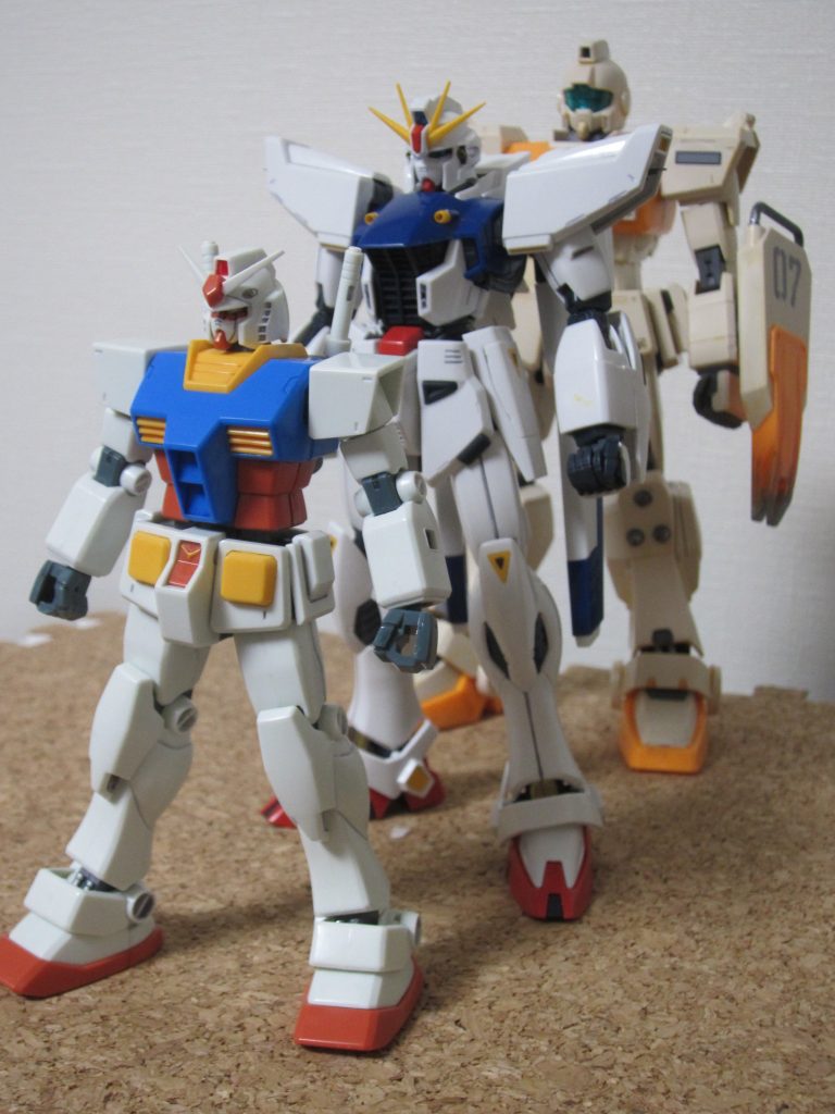 比較画像
やはり同スケールのUCのMSと並べるとチビですね。
かと言って、HGUCと比べるとでかい。
当時はそこまで思いませんでしたが、22mまで持って来たMSのサイズを15mまで小型して高出力化して、あちこちからビーム!シールドもビーム!とかの仕様にするなら、そら各部から放熱しないとオーバーヒートしてしまいますわな!と納得。
コクピット周りとか空冷エンジンみたいになってるけど、シーブック君暑くないのかな?