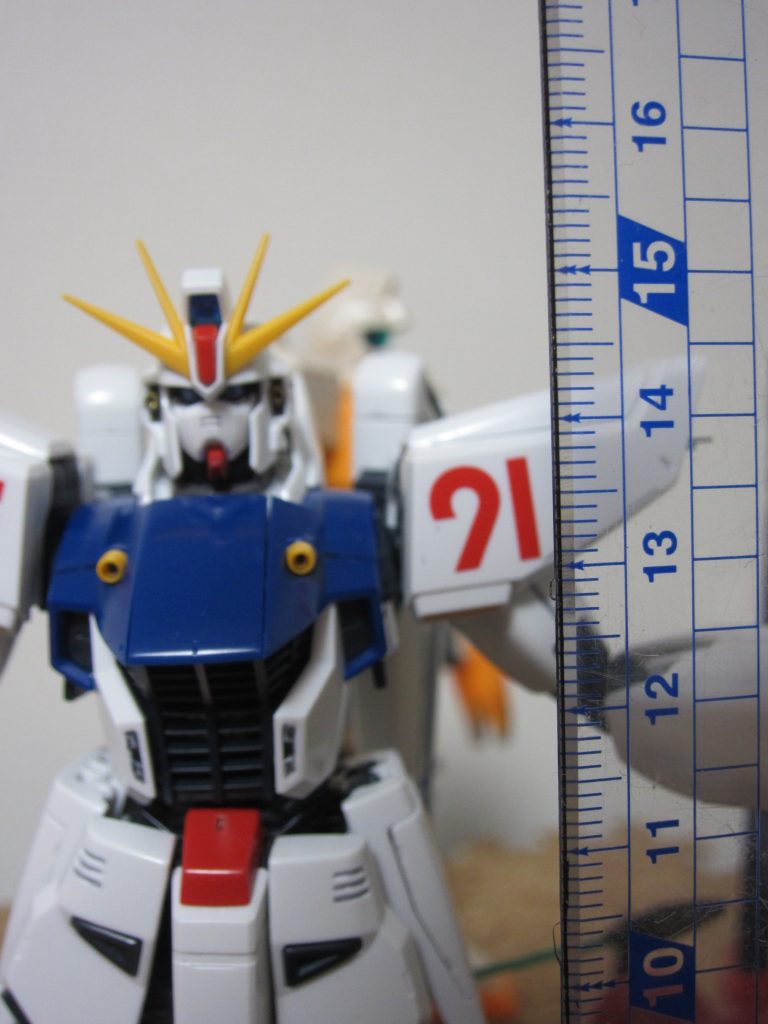 サイズは約15cm。
少しでかいHGUCくらいかな?
ひょっとしてこの機体がそこそこ反響あったのでRGが発足したのでは?との邪推も。