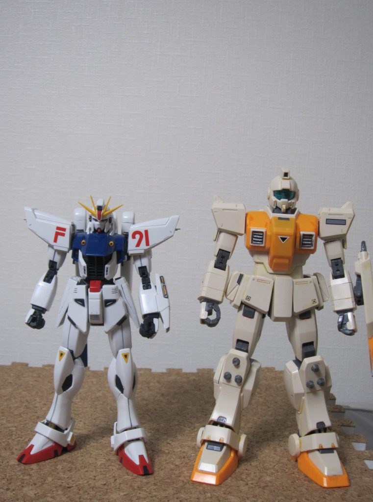 余談ですが、身長比較の為隣に並べた陸GM君は、F91に試すグリスの評価実験に使いました。
生け贄とか言っちゃいけにぇー
可動は良好で、その為今回製作に取りかかりました。
20年前のプラモとは思えないくらいの秀作なのですが、同時に20年前のプラモであると言う箇所が各部に散見されるので、2.0フレームとかぶっこんで綺麗な立て膝とかさせてあげたい。
そんな技術無いけど。