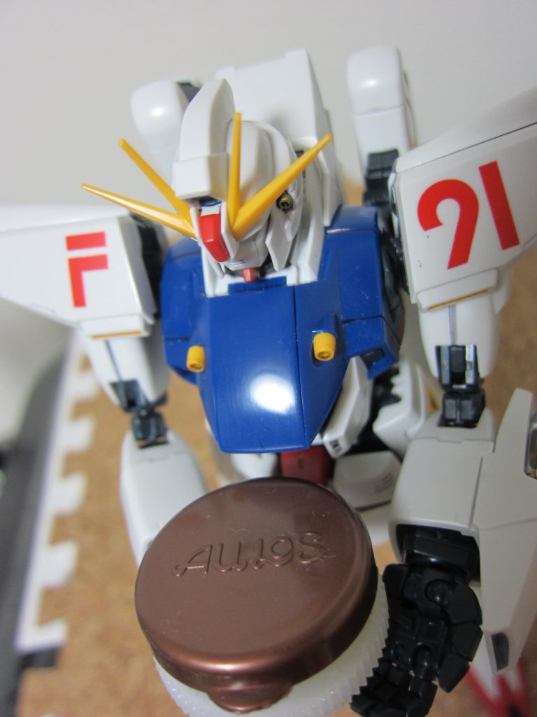 そう、嗜んでいたのはミニ四駆。
関節が硬いのなら、グリス塗ればいいじゃん!
と思いましたが、しかし敵はABS!塗っただけで割れる問題児的素材。何かいいものは無いかとネットの海を漂っていましたが、そこで見つけたのがリコーダー(ABS)用グリス。
ネット価格で100円(送料がその三倍くらい取られましたが)で調達出来ました。