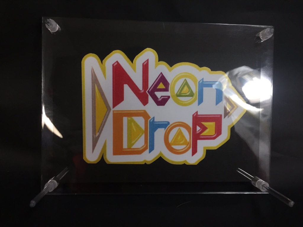 雑誌に載っていたブランドロゴをスキャンアプリで取り込み印刷、100円ショップで売ってるフォトスタンドに挟み台座を作ってみました