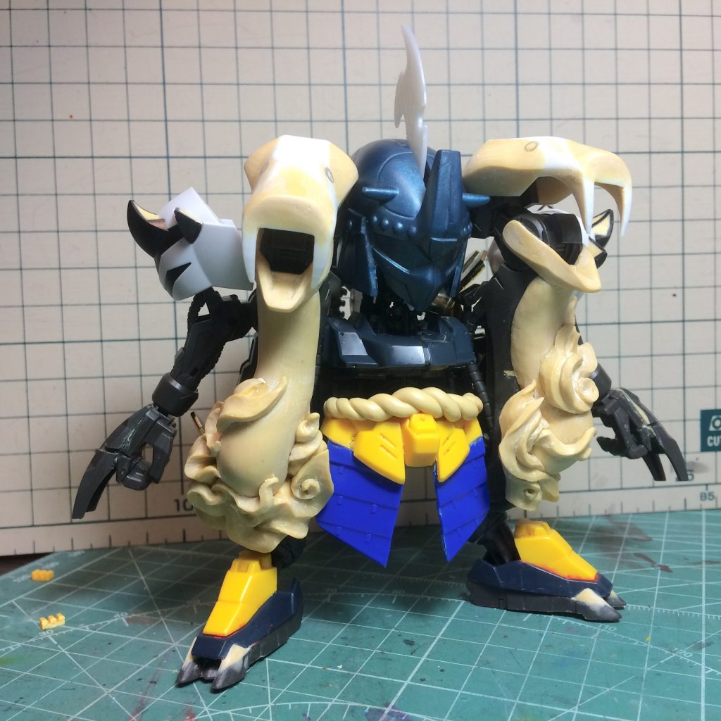 蛇の頭はプラ板とエポパテ、スネの意匠もエポパテで作りました。
黄色いパーツはGジェネ百式、青いパーツは1/100 F90の換装パーツの一部です。