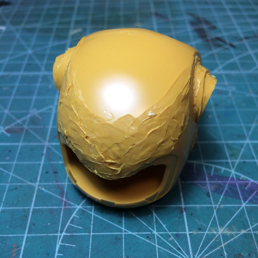 超音波カッターで溶かして顔を丸く。