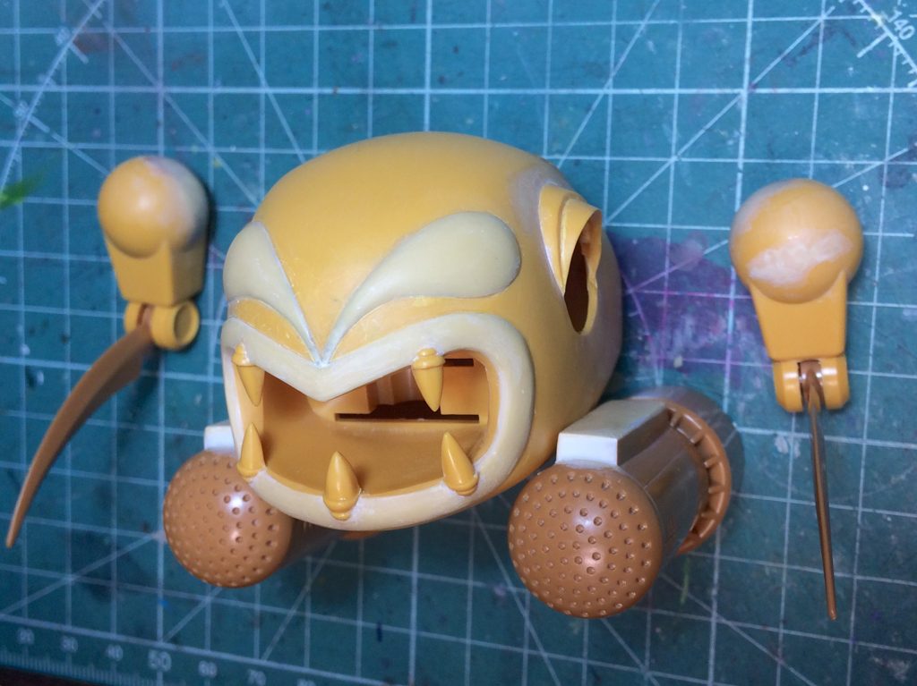 エポパテで目と唇を追加。