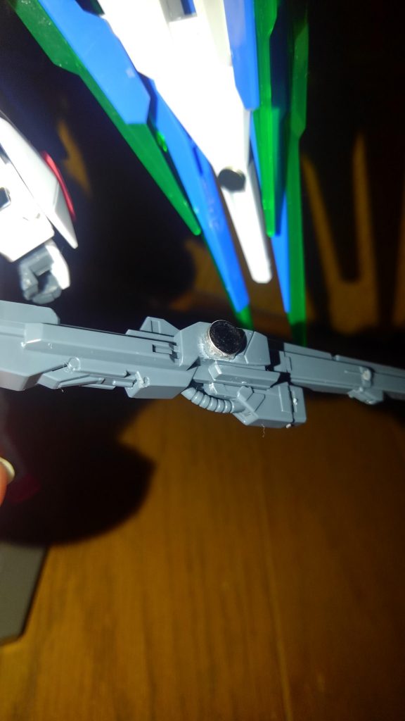 GNシールドには、こっそりとツインバスターライフルが装着されていて、磁石で取り外し可能にしてあります。
メイン武装が何かの理由で使えない時のサブ武装...と言うには強力ですね(笑)