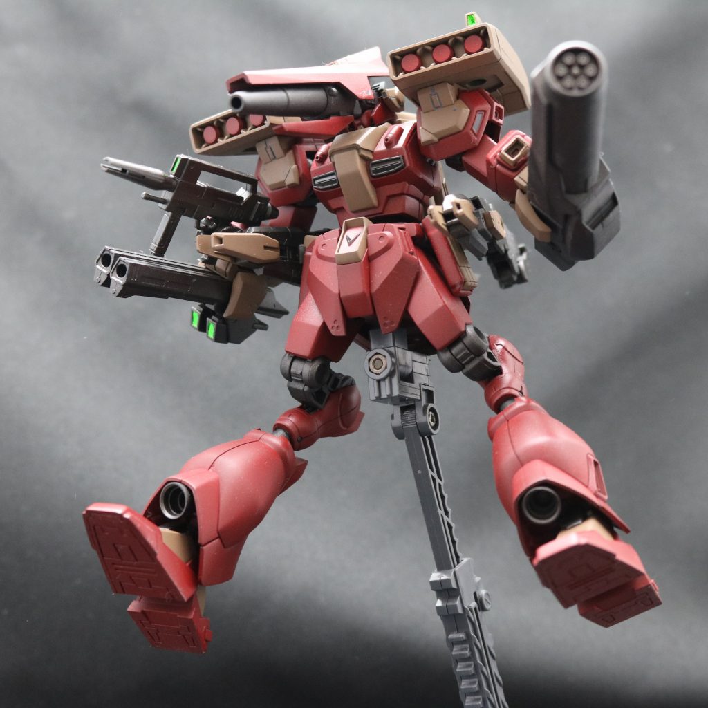 全武装展開状態。
装備は携行武装はビームライフルのみで、固定武装は左腕部ハイメガキャノン、二連装ビームバズーカ、ガトリングガン、連装ミサイルポッド、背部ビームキャノン、頭部メガビームキャノンと明らかに積載過多である。