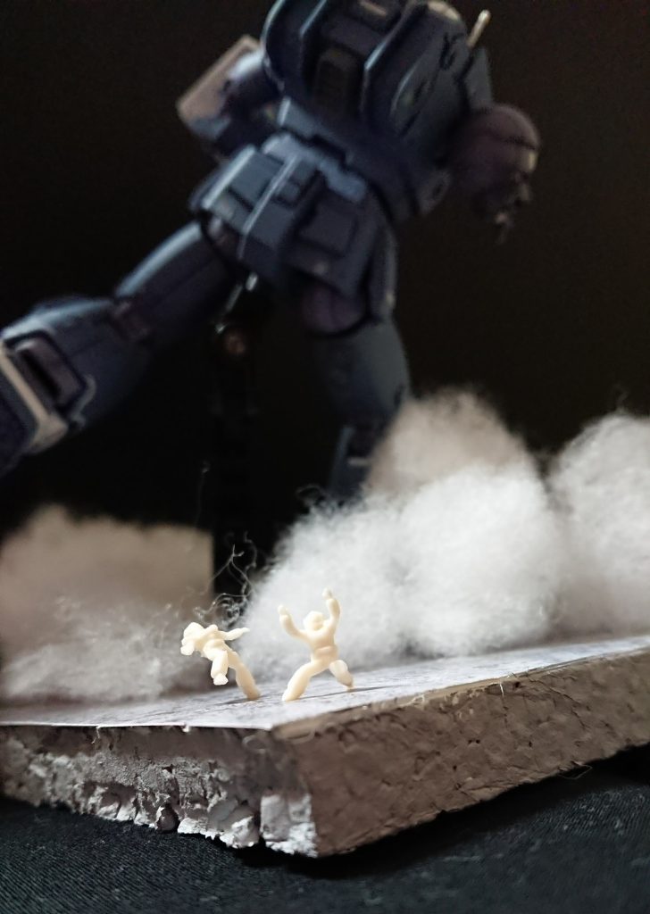 逃げるミノフスキー博士達も(笑)