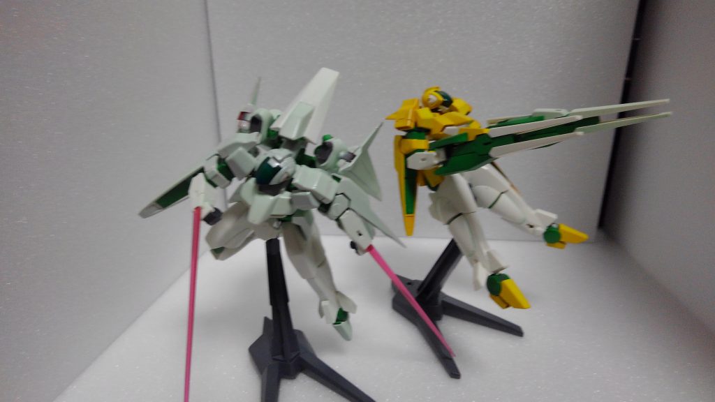 妄想設定
フォース「フラワーガーデン」可変機部隊タンポポ小隊エース「ユエ」愛用機。
「フラワーガーデン」が結成されてから早い段階でメンバーになった一人。
 適正試験で空中戦や可変機に適正があるとが分かり、「クランシェタンポポ」を借りる事になった。
 最初は可変前後の差に戸惑っていたが、慣れた後はこれ以上自分に合う機体はないと言って、他の機体にするのを拒んでいた。
 そこで、「アス」は以前聞いた好きなガンダム作品をヒントに、この機体を作り渡した。
 結果、「ユエ」バックパックがセイバーの物だと気付きこの機体に乗り換えた。