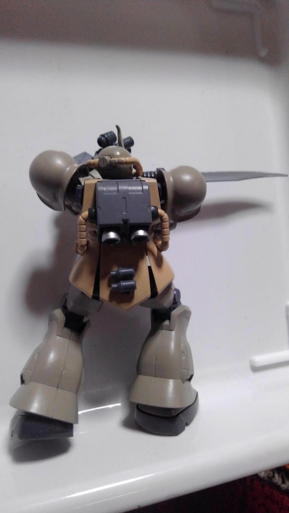 背面。
ブースターノズルは8銀で
腰にF2のグレ