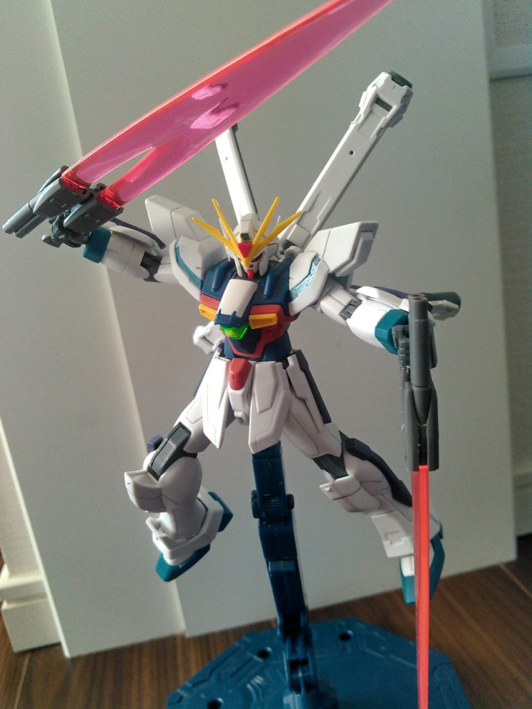 家の事情で塗料使用に制限があるためガンダムマーカーで必要最低限の箇所だけ塗りました(T_T)
つや消しも使えないため、紙ヤスリ400→600→1000の順番でパーツを磨いてみました。