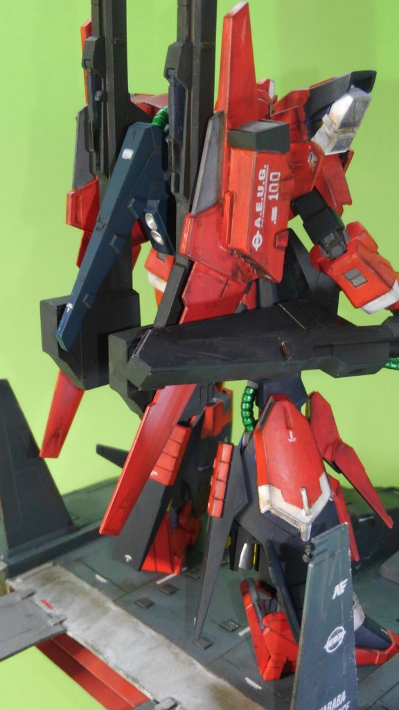 MSZ-00100紅百式–4枚目/制作者：イイジママサミ