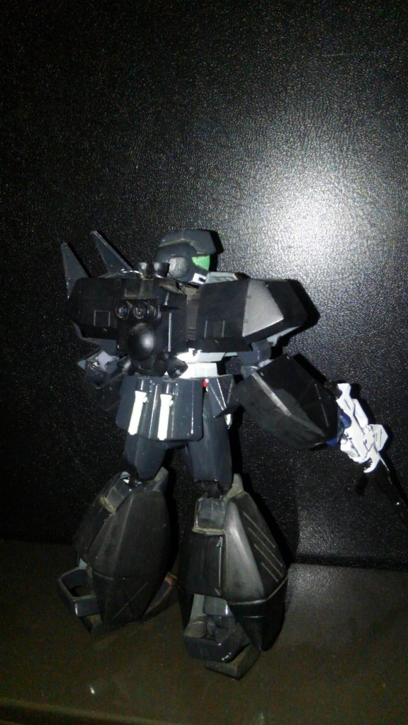 同シリーズのアレックスより奪い取ったチョバムアーマーを無理矢理取り付けているので胴体が貧ぼっちゃま(笑)