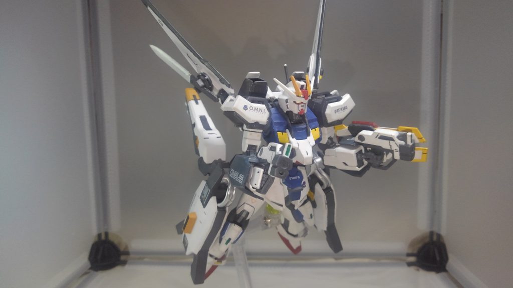 ホバーユニット装備時はアーマーシュナイダはスラスター側部に装着される。