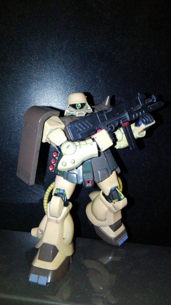 基本的に素組に全塗装かけただけです。
キットのモノアイはシールでの再現だったのでHアイズを貼り付けてます。