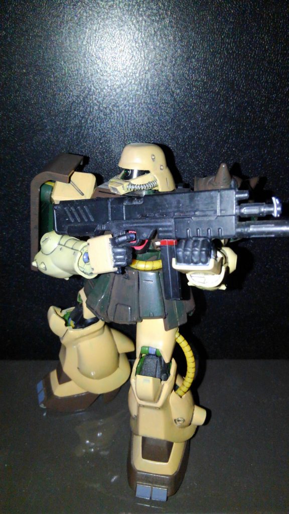 ヘッドは同梱のメットタイプを採用。試験的に動力パイプをバネに変更、イメージが違ったので胴体、脚部のパイプはキットのままです(゜_゜;)