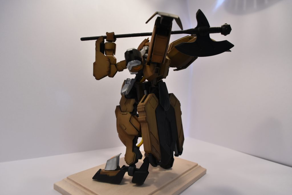 腕、脚、腰にあるパイプはオレンジと黄色の自由自在に変更して機械ぽく