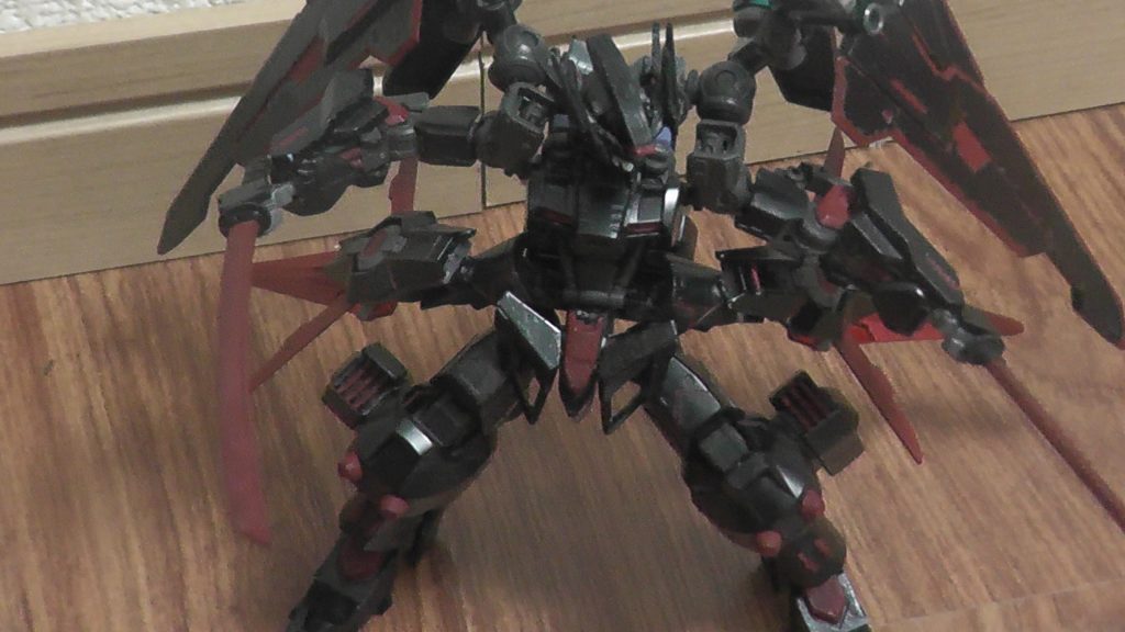 あとさすがに腰回りが寂しいと思ったのでリバーシブルの武器とダブルオーのGNブレードのミキシングしたものをつけています。