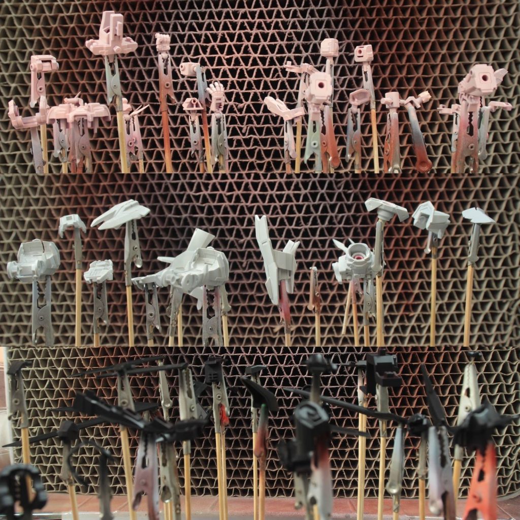 今回は赤と金属色を使用するので
赤の下地は『ガイアノーツ ピンクサフ』
白の下地は『ガイアノーツ サーフェイサー エヴォ』
黒や金属色の下地には『ガイアノーツ サーフェイサー エヴォ ブラック』
の3色のサフを使用。