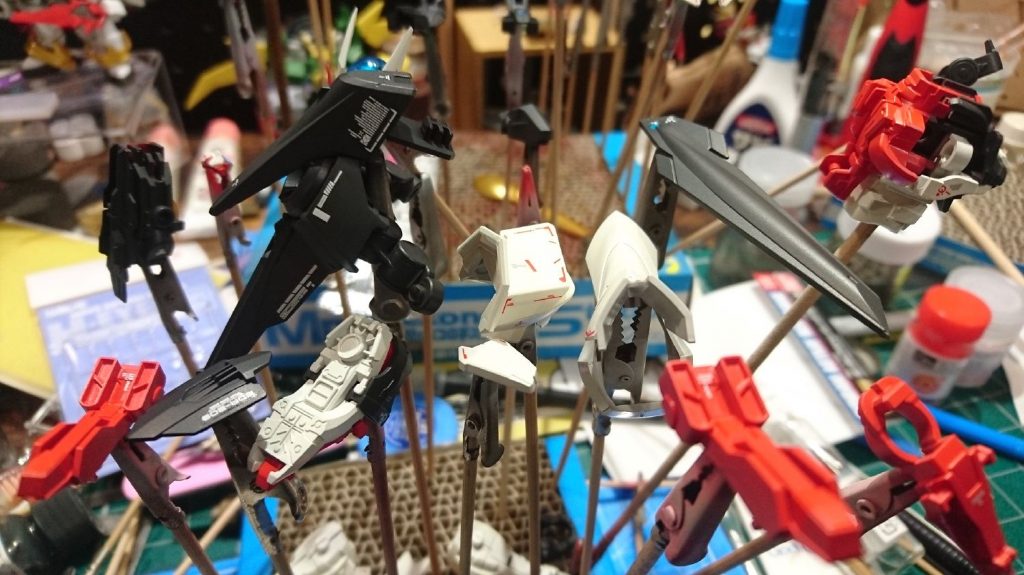 今回は『ガンダムデカール No.111 RGアストレイレッドフレーム用』から使えそうなのをちょこちょこ拝借する感じで。
思った以上に元キットと形が違うので流用できるのは多くなかったですね。
それでもコーションマークやラインは元デザインに合せて作られてるので親和性は高いです。