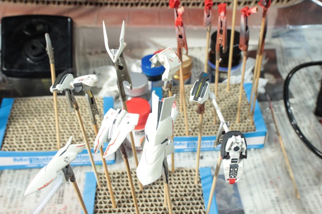 各部のラインの塗り分け程度ですね。
白装甲には[(Ｔ)エナメル XF-63 ジャーマングレイ]100%
黒装甲には[(Pebeo)4アーティスト マーカー ゴールド]100%
赤装甲には[(Ｔ)スミ入れ塗料 ダークブラウン]100%

でスミイレや凹部の色付けをしてクリアコートに入ります。