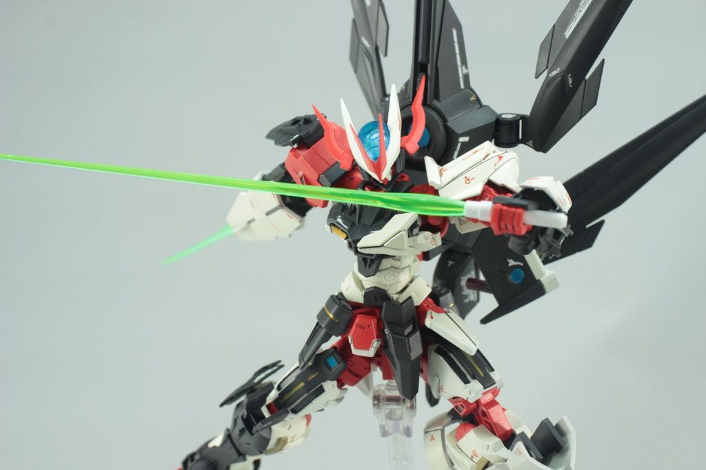 最終話でコーイチやアヤメさんの危機を救ってくれた際に使用した謎サーベル。
当然キットには付属していなかったので、そこらのキットから拝借してきました。
ガントレットサーベルとの二刀流も可!