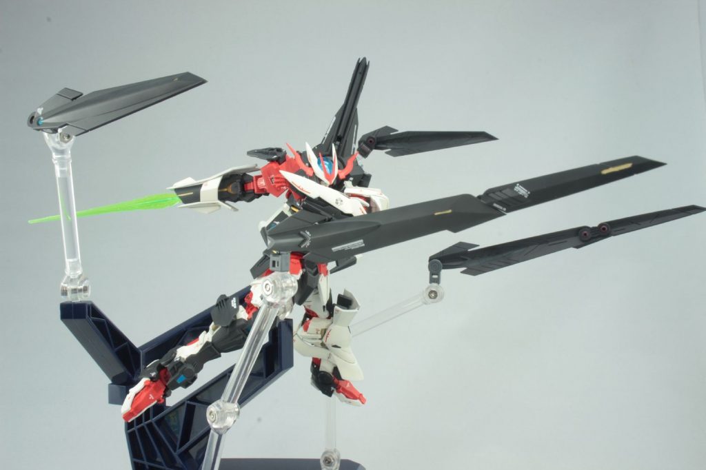 ナイトロシステムを起動する事でドラグーンを使用できるようになります。
ドラグーンの展示には『魂STAGE ACT TRIDENT PLUS』を使用。
これ便利なんで気に入ってるんですけど、今販売停止してて流通してないんですよね…。