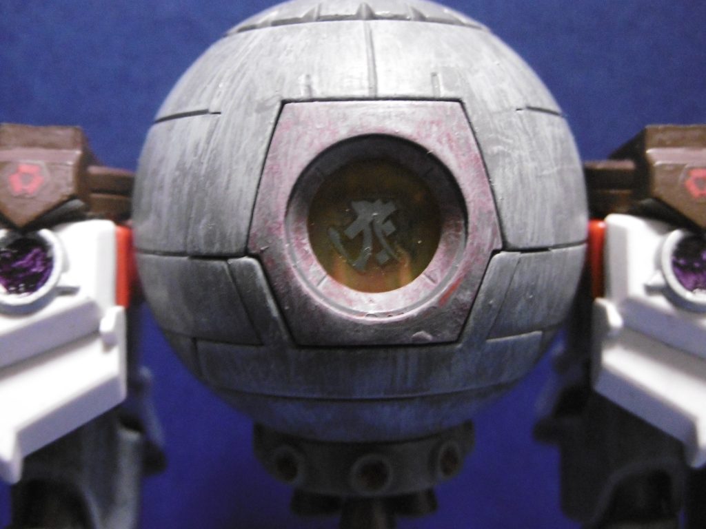 今回の捕食設定は、キットの仕様上「コックピットが無人」からの発想。
元々は座敷牢な設定から、中を薄茶色に塗っただけでした。
「妖怪なら流血表現もありか?」を理由に、他の部位と同じくブラッドレッドでドライブラシ。
しかし公開目的なのを忘れて血塗れ塗装表現が過剰になってしまい、慌ててつや消しクリアーをクリアーパーツの上から塗って曇らせました(丸見え)。写真では薄らとしているので、大丈夫だと思います。