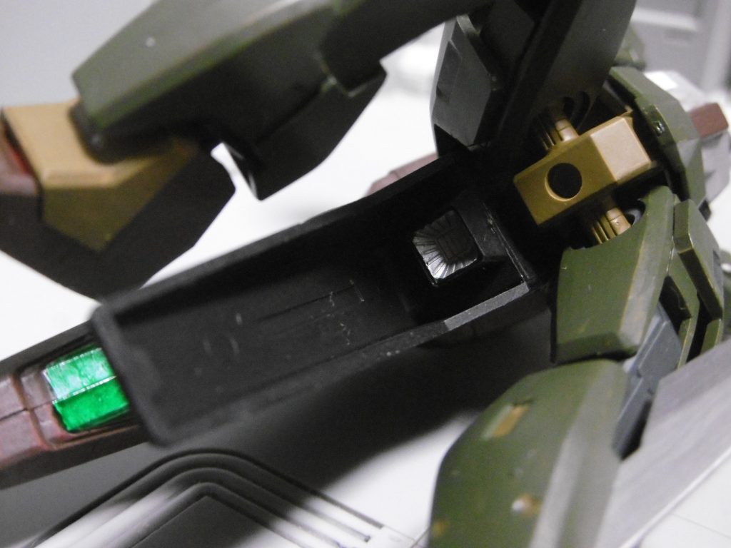 貼り忘れたので追記。wave製バーニアをテールユニット内に接着しました。
飛行形態時の加速のほか、小刻みに噴かす跳躍移動も想定。