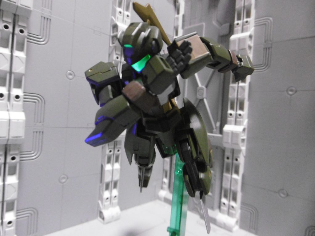 手持ち武器は一切なく、膝の刃と手刀のみ。変形機構の関節を利用した格闘術が主体で、直接蹴りをする事も可。
手刀のみバリア無視の特殊攻撃扱いで、素早く振り抜けばPS装甲などの特殊防御を貫通し、素早く水平に払えば衝撃波を放つ間接攻撃が可。
これは「手持ち武器から発せられる音をなくす」目的があります。自身から発せられる音は武器使用時よりも小さいため、音による発覚リスクを低減。
飛行は出来ない代わりに、GNコンデンサーを廃した事で軽量化され、機動性および地上での走行速度が上昇。元々小柄なMSなので被発見率も低め。
ウィードには【可変性ステルスシステム】が搭載されており、一般的なステルスと違い「自機を敵レーダーから消せない」特徴を持つ。印を結ぶと状況に応じて特殊効果が発動。
■動的行動時には「周囲のオブジェクトをダミーターゲットとして表示」させる。山中や森林内で起動すれば肉眼でも捉え難くなる。この技は遁術の1つである「木遁」を応用しています。
◆静止して印を結べば静的ステルスに移行。「光学迷彩」を発動。熱で探知される可能性は高まるが、敵機のレーダーが高性能でない限り高度までは特定されないため、ある程度の攪乱も可能。