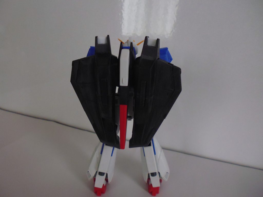 フライングアーマーの白いところはプラ板で作りなおしています。