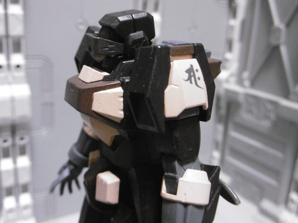 左肩には【勢至菩薩】の梵字で忍術強化。
しかし本来の意味「偉大な勢力を得た者」では過言であり、本来とは異なる意味で用いています。字体から直接そのまま解釈し「勢いが至る＝移動速度上昇効果」としました。名の由来も前述の狢走り（一定距離の高速移動）ですので、そちらの方が合います。
今後も【勢至】の梵字はこのような使い方になっていくかと思われます。本来の意味で使うなら集団戦術向きなのかな？と。