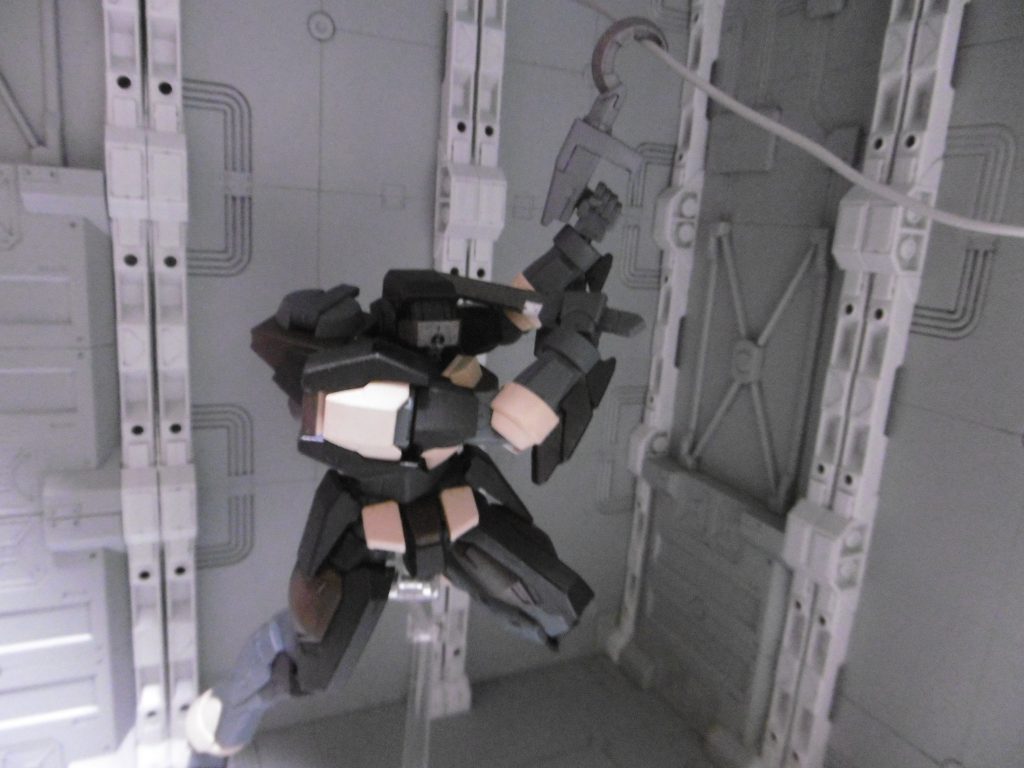 登器としてのアンカーショットは、移動手段にもなります。足跡を消さないように振り子移動するだけでなく、基地施設内や屋外に架線があればそこにフックを引っ掛け、滑車移動のようにも。