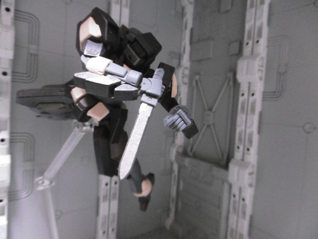 フック移動や高所移動でそのまま敵機付近まで忍び寄り、上空から奇襲や暗殺。これは『アサシンクリード』シリーズにおけるエアアサシンを参考にしています。

天誅や忍道にも似たような忍殺技・血祀殺法がありまして、屋根上などの高所から飛び降りつつ暗殺。その類です。敵機のレーダーに映らず、音や気配を小さくして近付けば不可能ではありません。多分。