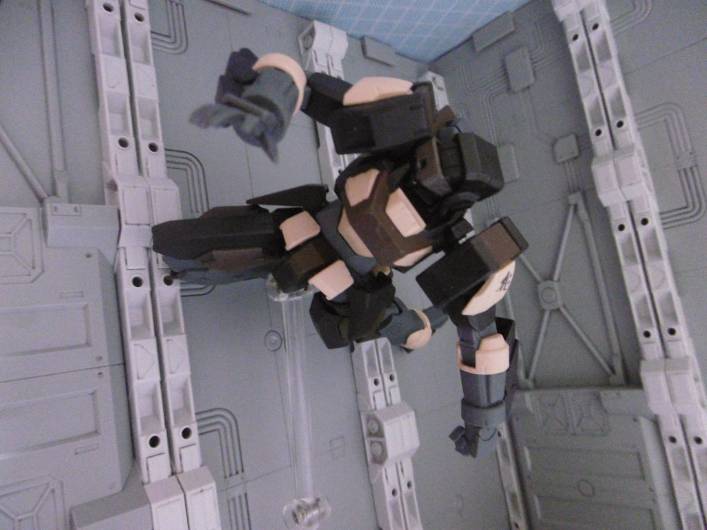 天誅繋がりで、同じく壁走りも可能。千乱にも壁を走る奥義（ex.野猿走り）があり、忍道・紅忍・Ｓｈｉｎｏｂｉなど多くの忍者アクションゲームにも壁走り技が存在します。

実際の忍者が使ったかまでは知りませんけど、四肢が創作忍者そのもので頭部も忍びらしい形状ですので、フィクション側の設定で盛ってみました。もちろん歴史的な史料が下地で、彼もまた陽忍寄り。陰忍としての表現もいつかはしてみたいものです。