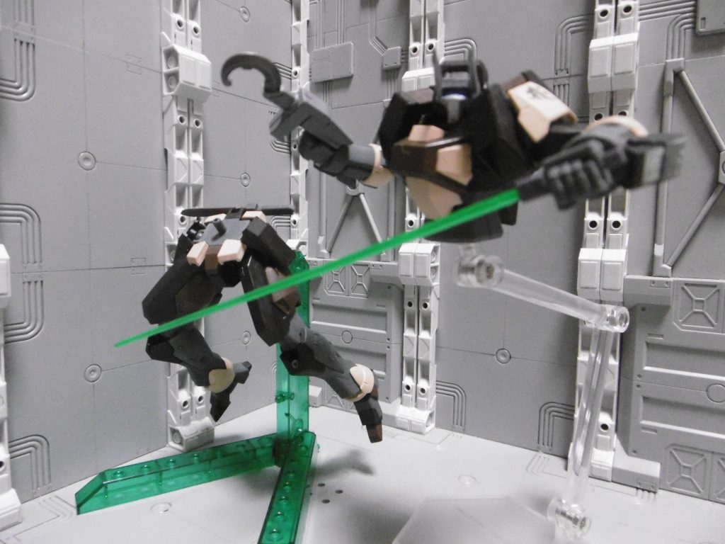 余談として、亡霊忍者的な設定もあったり。原理的にはバウの分離攻撃と同じです。下半身で状態異常攻撃を仕掛け、上半身で牽引＆斬撃。ゲッターロボのオープンゲット回避的な運用も想定。人間では無茶苦茶でもＭＳなら無理が利きます（強引）

この設定は後付けでして、スパローの腰とＧエグゼス系の胴は「対策なしだとかなり外れ易い」欠点があります。素立ならほぼ問題ないものの、腰を捻ると大抵すぐ外れます。対処を試みるも腰が不自然に浮いてしまうために諦め、代わりにフィクション的な要素を反映させました。忍者の存在自体が謎多いですし、時にはこんなお遊び要素もありかもしれませんね。