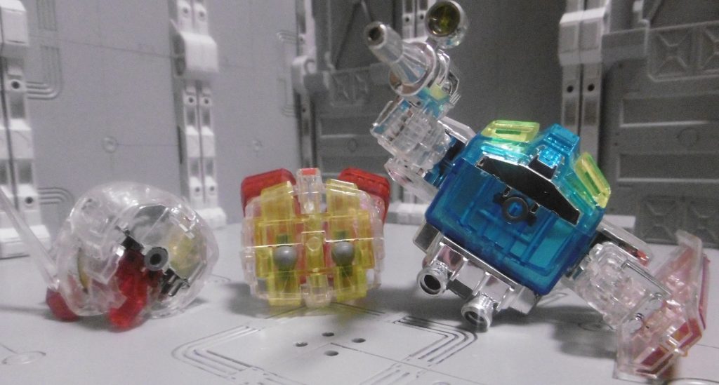 あちこちにポリキャップが使われており、見た目に反して結構広め。肘のPCは露出します。ビームライフルのスコープはシールじゃなくクリアーイエローのパーツ。
ビームサーベルはSDCSと同じく無色クリアー成型で、BB戦士の頭身に合わせて短めだったような記憶があります。