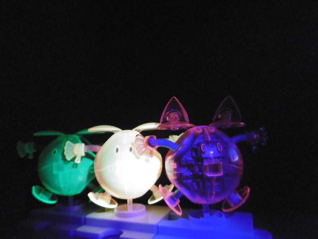 全員が「ブラックライトに反応」しちゃうのです。
特に緑と橙は濃い蛍光クリアーなのか、ハッキリと映ります。遠くからブラックライトを使っても自己アピールしまくり。
一方モモハロは同じ蛍光クリアーながらも、他のと毛色が異なります。
緑＆橙と違い、近くで照射しないとあまり反応しない気がしますね。