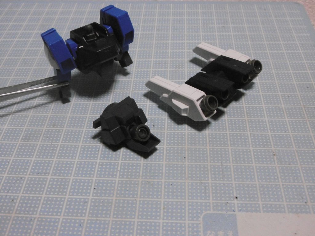 スパローの腕部は肩のブロックごと胴に移植。
バックパックはシャルドール型かジャックエッジ型＋Ｅｚアームズかで悩むも、フィクション寄り設定とて「あまり自由に飛び回るのは避けるべき」理由により、現在の形に。ビームサーベルを廃してレドーム装着の案を検討するも、外部設置は的当ての対象にもなる（狙われ易くなる）ためボツに。

胴の色からも最初はシャルドールローグ＋スパローの構成で、配色が紺系統の予定でした。頭部を何にするかの判断基準が、ガンダム顔は「エース機かつ脅威の象徴」であり、シャルドール顔ではカメラアイの面積が広く発光により隠密性が無くなってしまいます。たまたま予備として持っていた獅電の頭を見て閃きが起こり、今回の形に。標準のバイザーなら発光面積も極小で、センサー（記録カメラ）も使えます。

ローグではなくＧエグゼスの胴を使ったのは「白成型色の方が暖色系の塗装をし易い」理由から。重ね塗りでも対処できるものの、下地塗料の消費も激しくなるので。